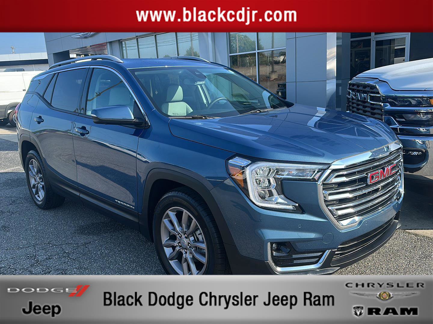 Used 2024 GMC Terrain SLT w/ Tech Package image 1