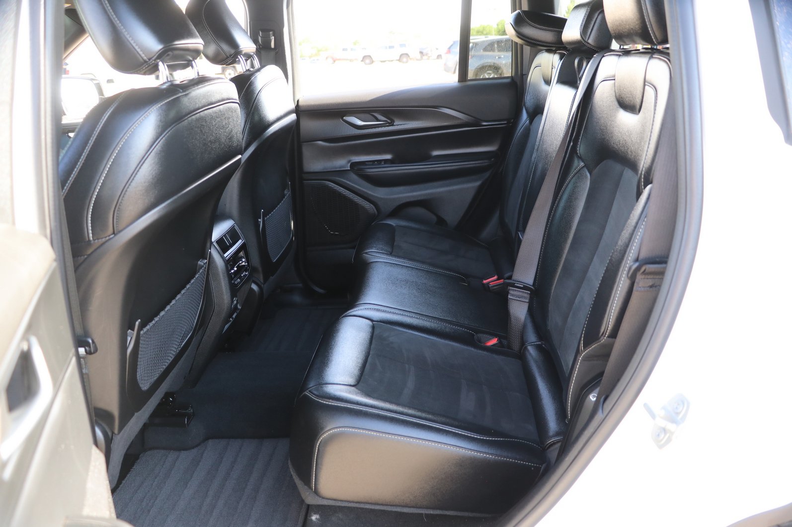 Used 2024 Jeep Grand Cherokee Altitude AWD/4WD image 28