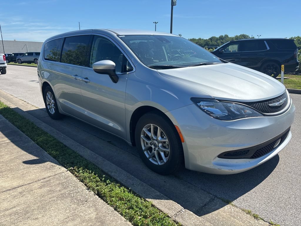 Used 2023 Chrysler Voyager LX FWD image 2