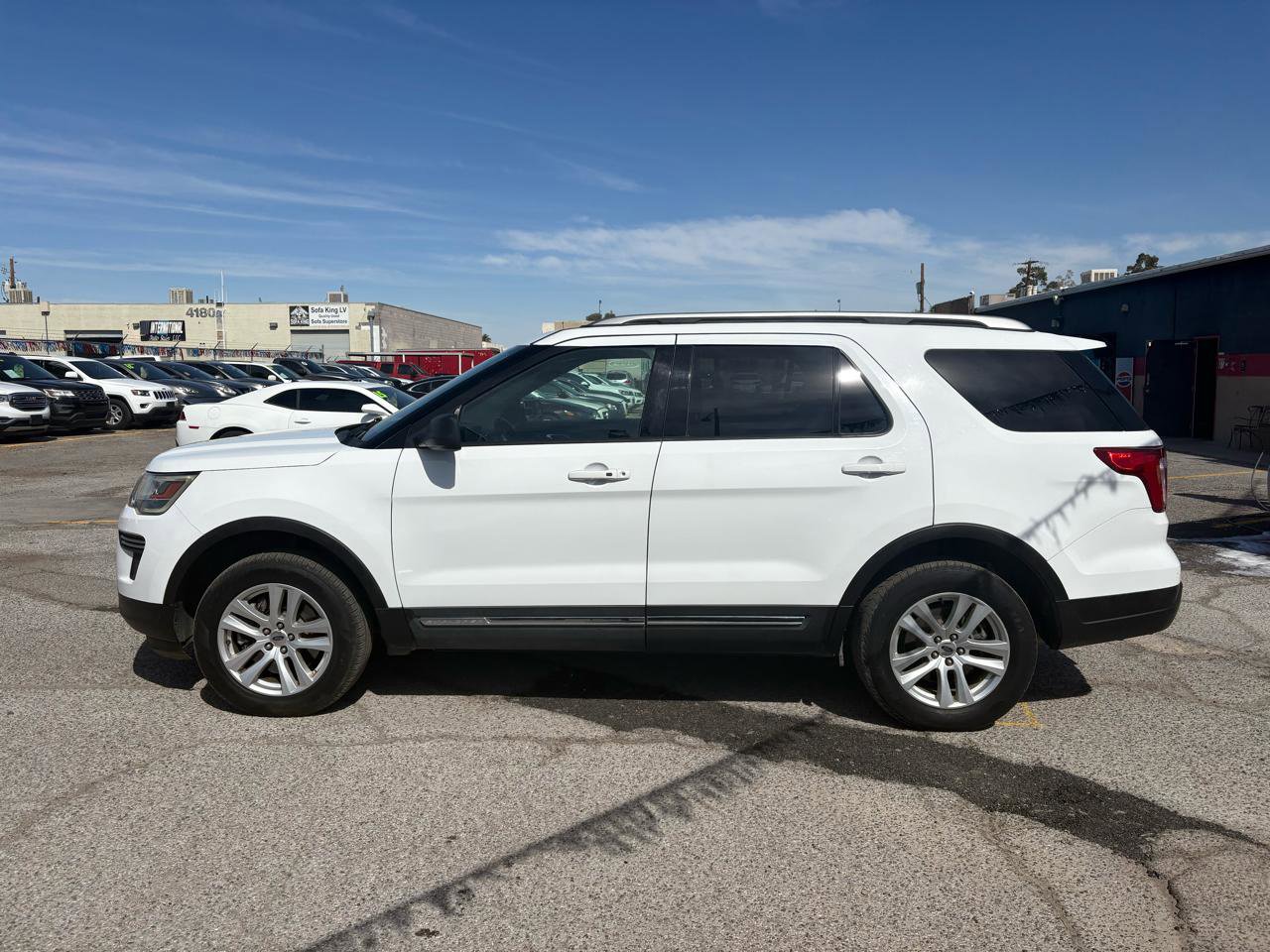 Used 2018 Ford Explorer XLT AWD/4WD image 3