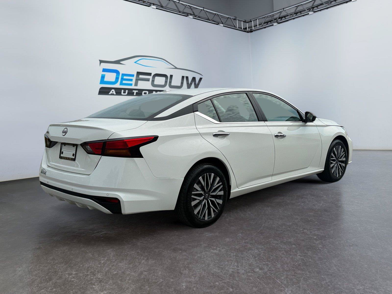 Used 2025 Nissan Altima 2.5 SV FWD image 3