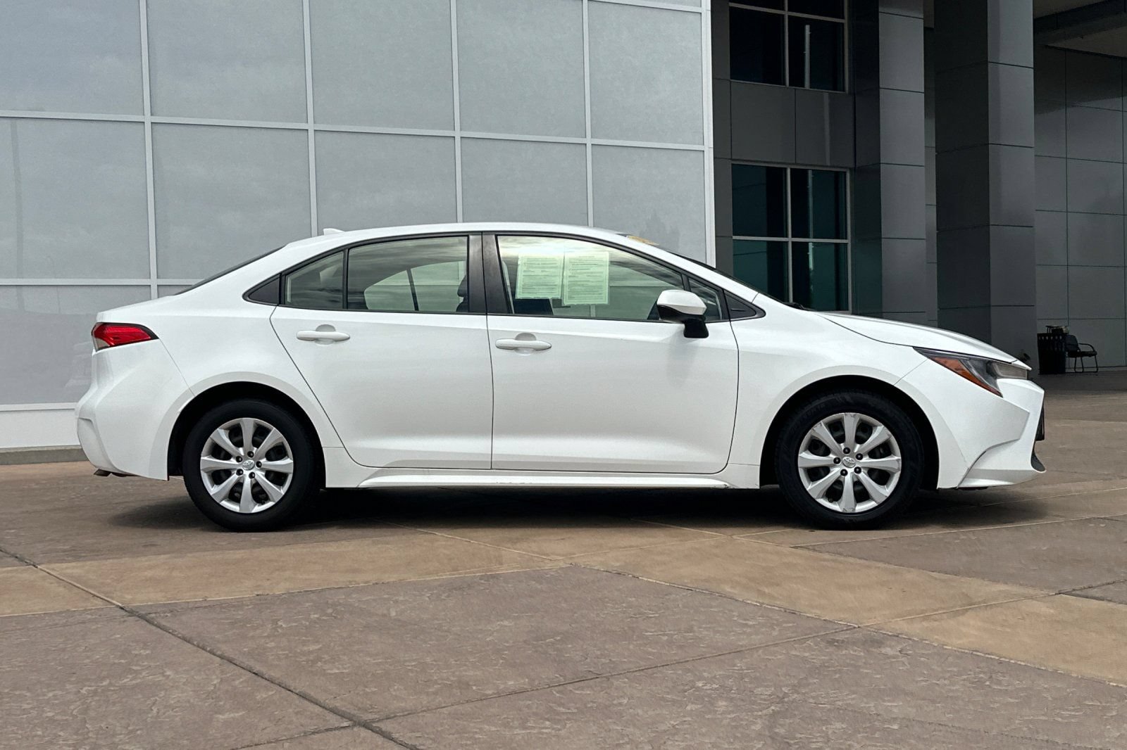 Used 2022 Toyota Corolla LE FWD image 3