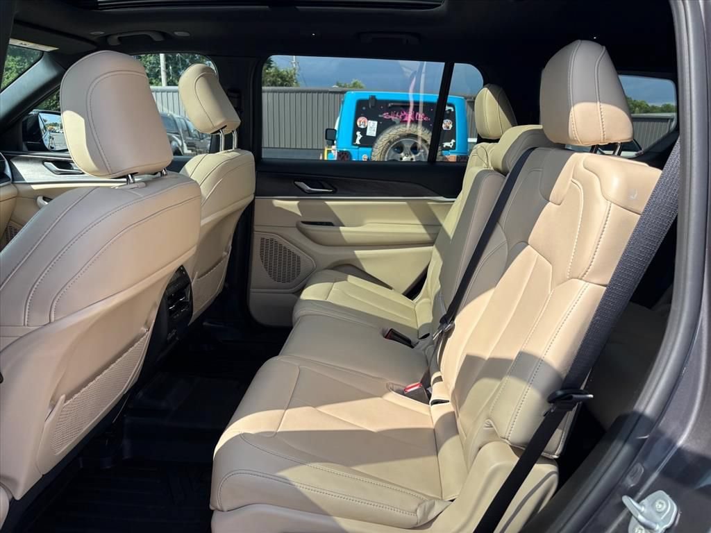 Used 2025 Jeep Grand Cherokee L Limited AWD/4WD image 13