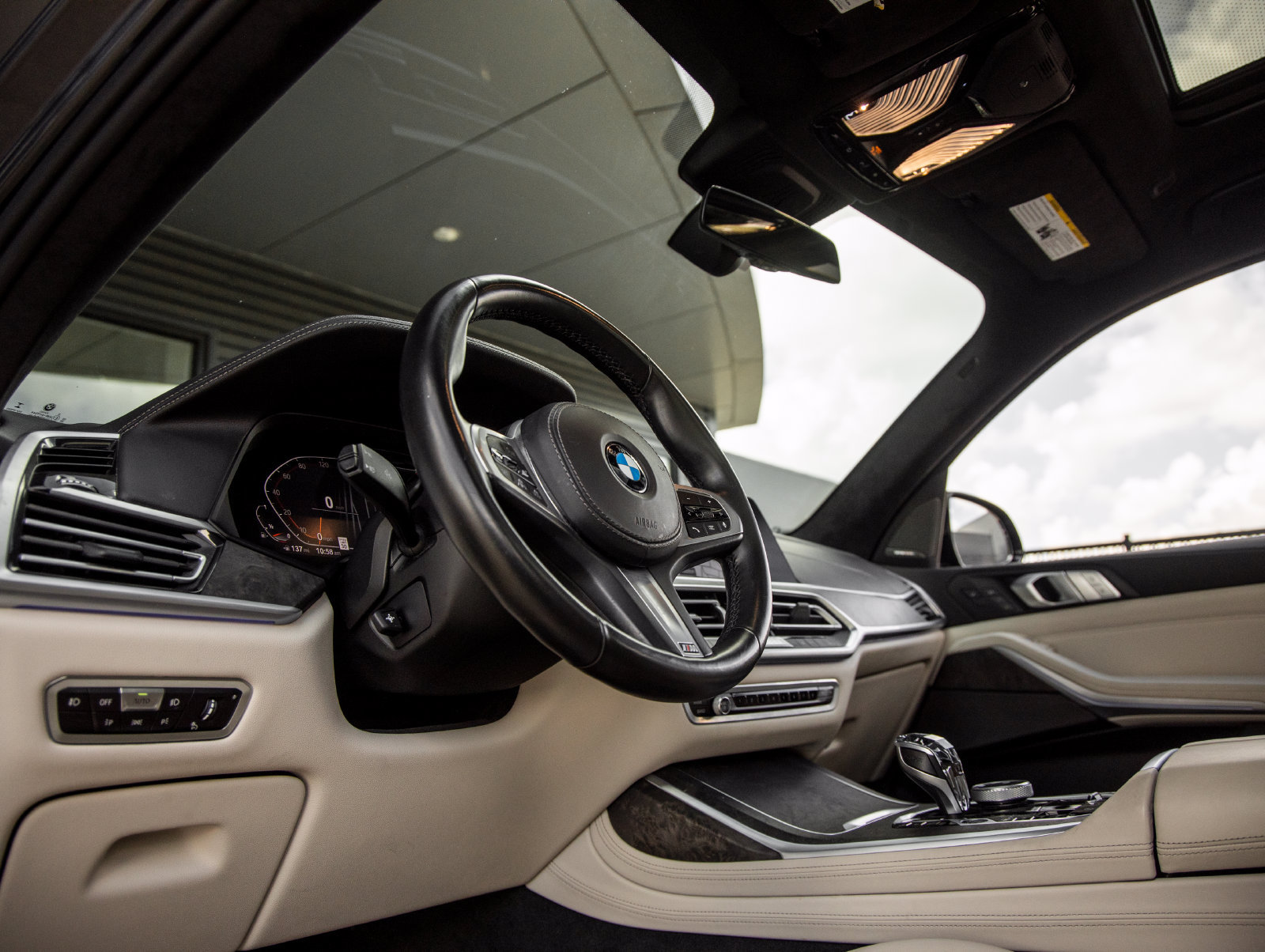 Used 2020 BMW X7 xDrive40i w/ M Sport Package AWD/4WD image 25