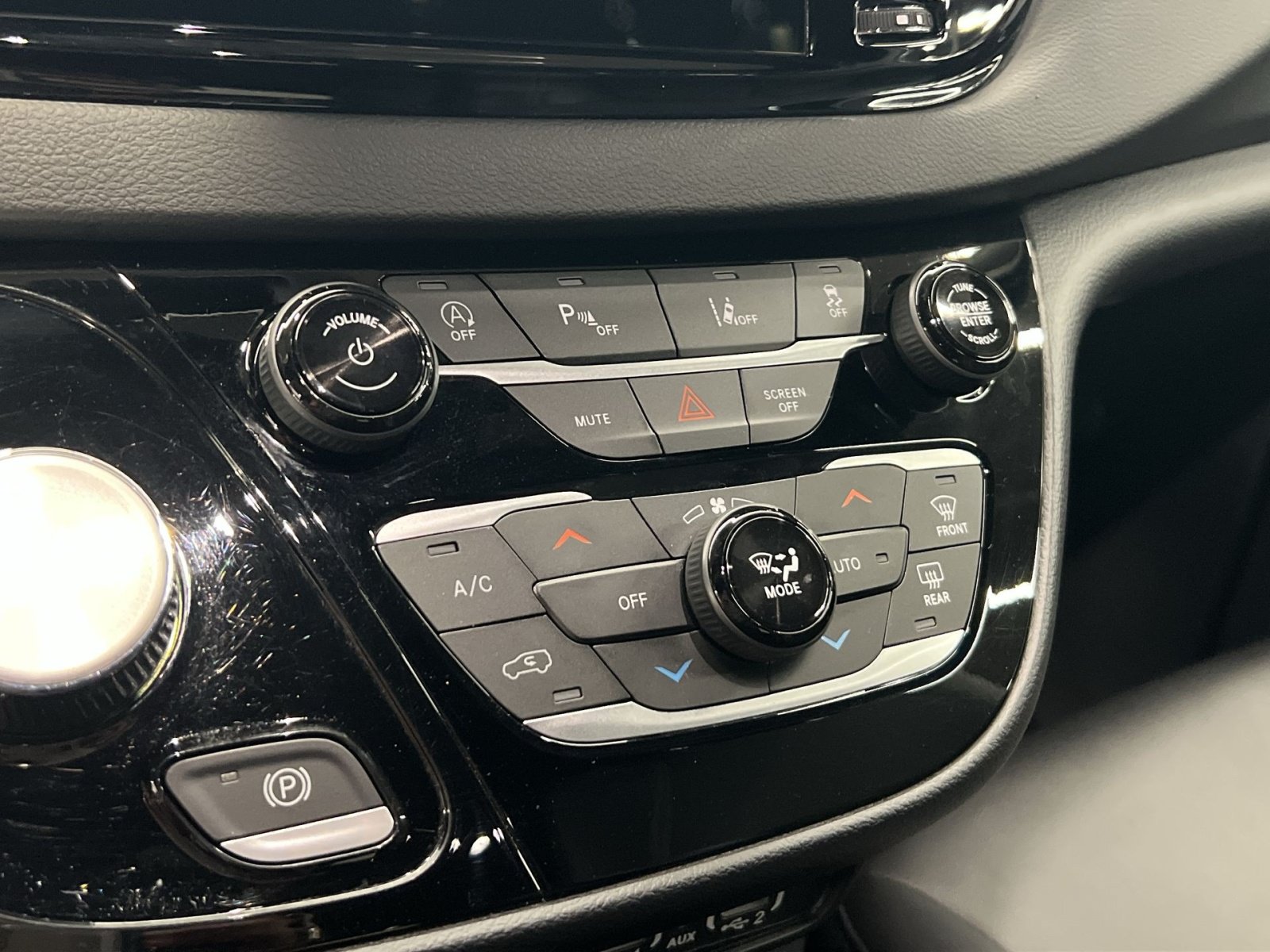 Used 2025 Chrysler Pacifica Select FWD image 17