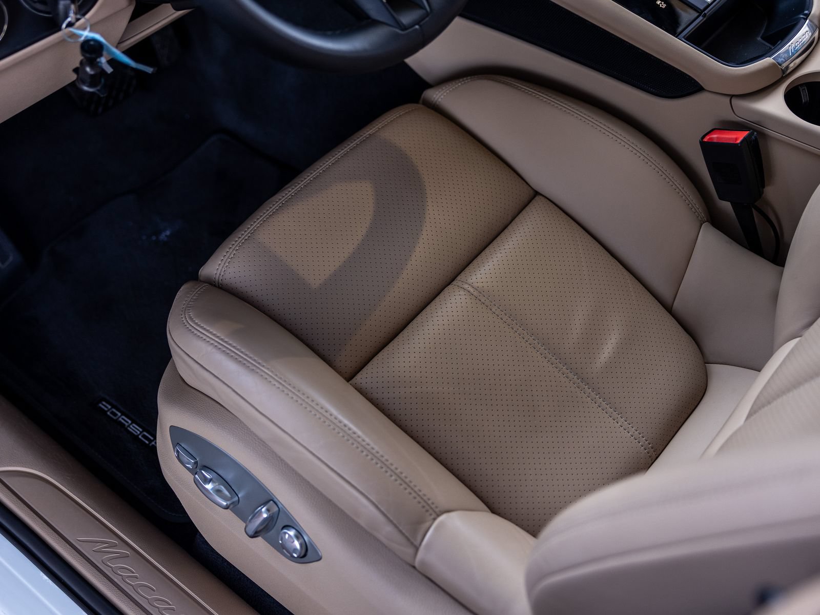 Certified 2024 Porsche Macan AWD/4WD image 27