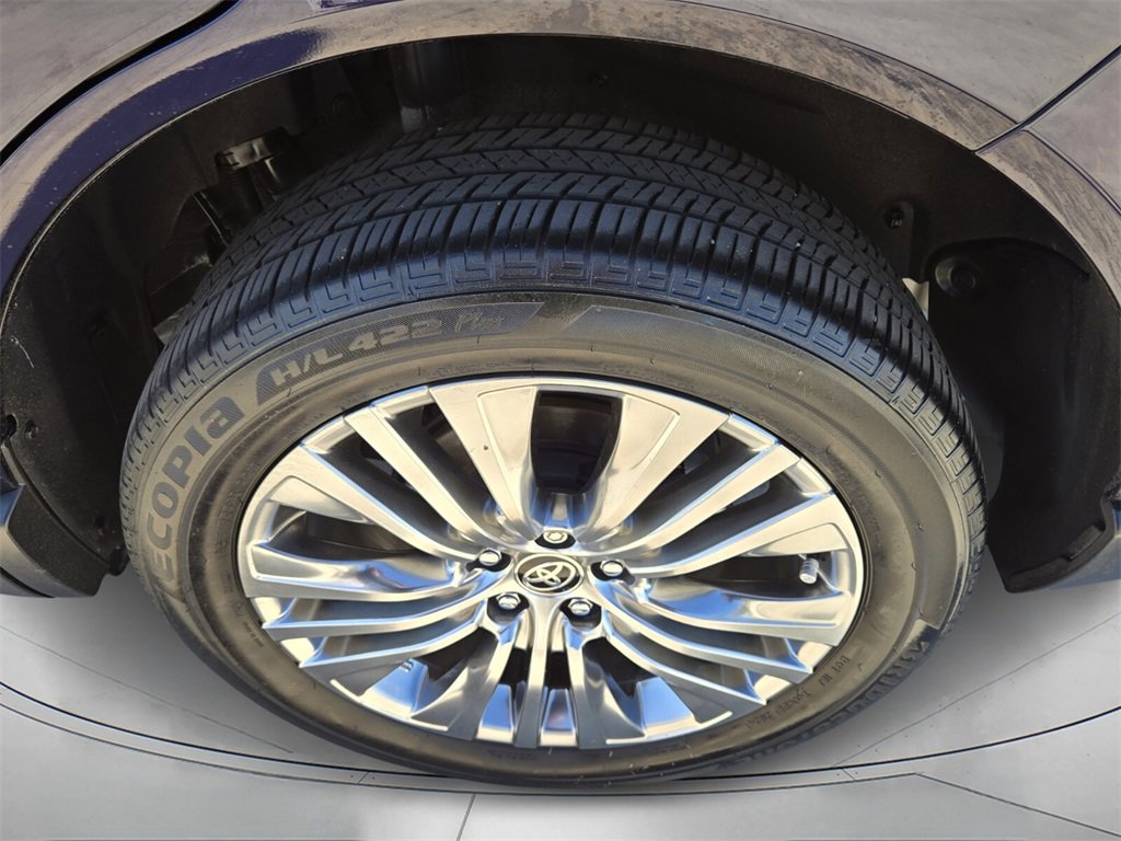 Used 2024 Toyota Venza XLE image 8