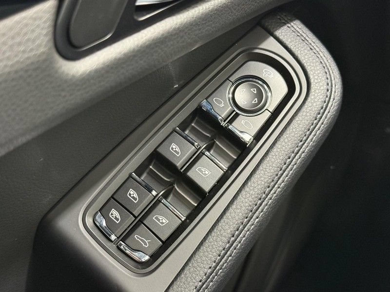 Used 2026 Porsche Macan AWD/4WD image 26