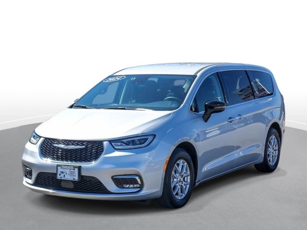 Used 2024 Chrysler Pacifica Touring-L image 4