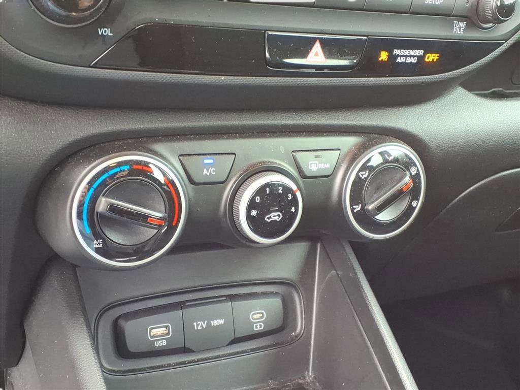 Used 2025 Hyundai Venue SE FWD image 13