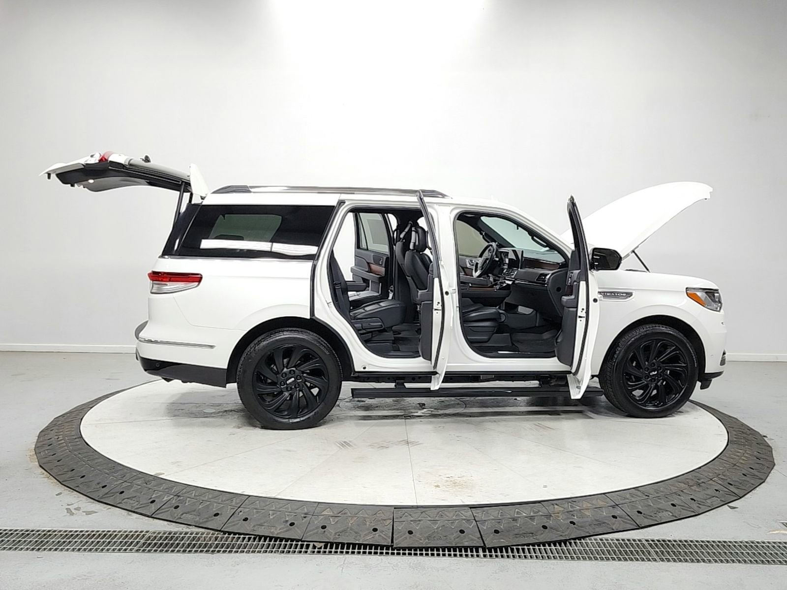 Used 2024 Lincoln Navigator Premiere AWD/4WD image 16
