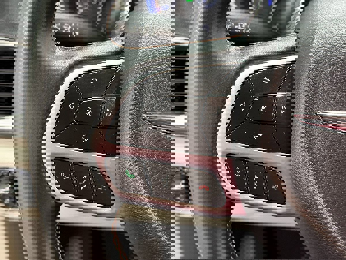 Used 2018 Chrysler Pacifica Touring-L image 17