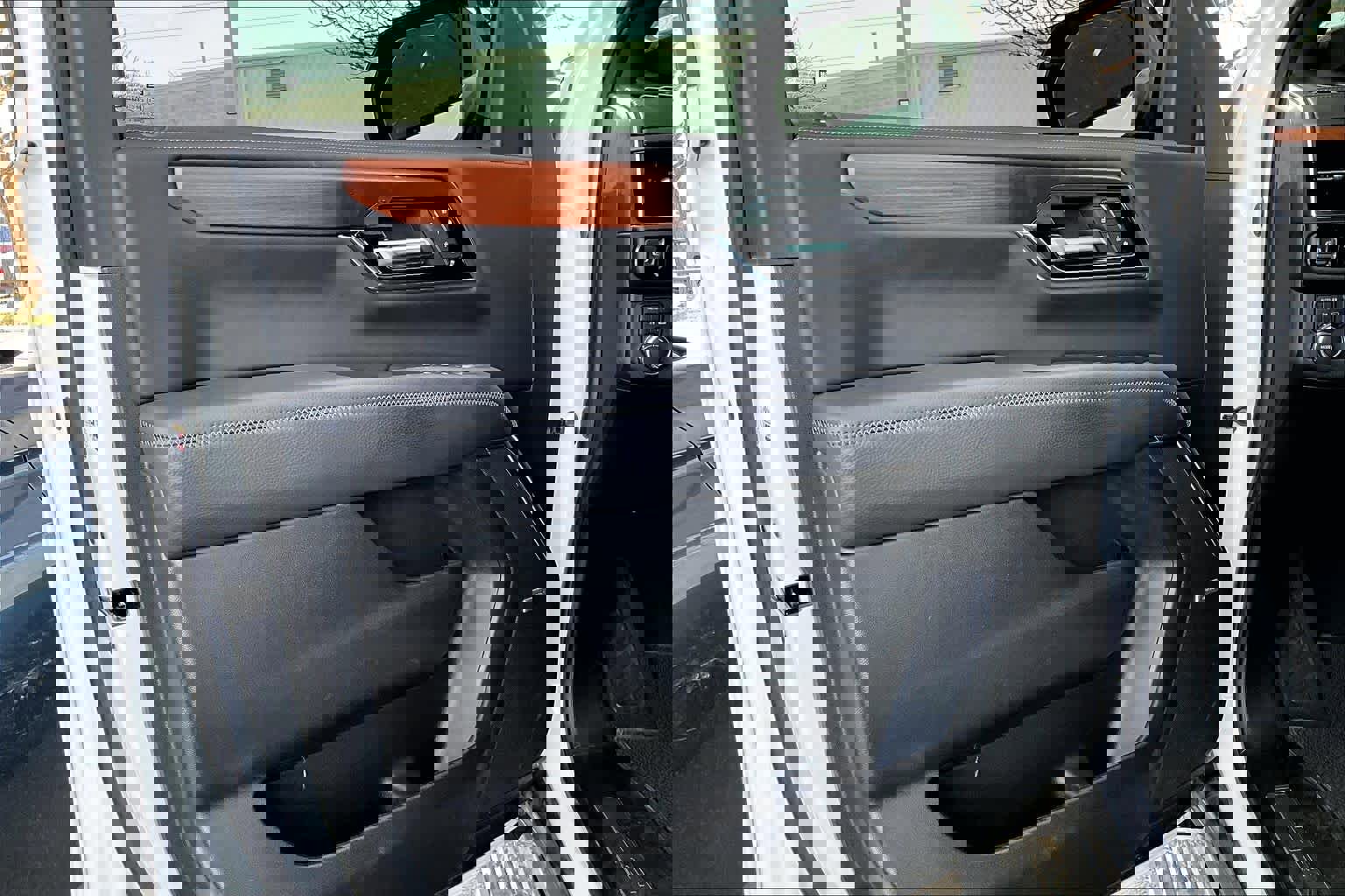 Used 2025 GMC Yukon XL Denali w/ Sun & Power Step Package image 22