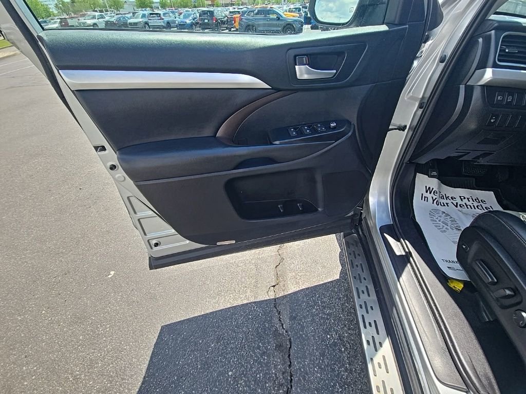 Used 2019 Toyota Highlander XLE AWD/4WD image 13