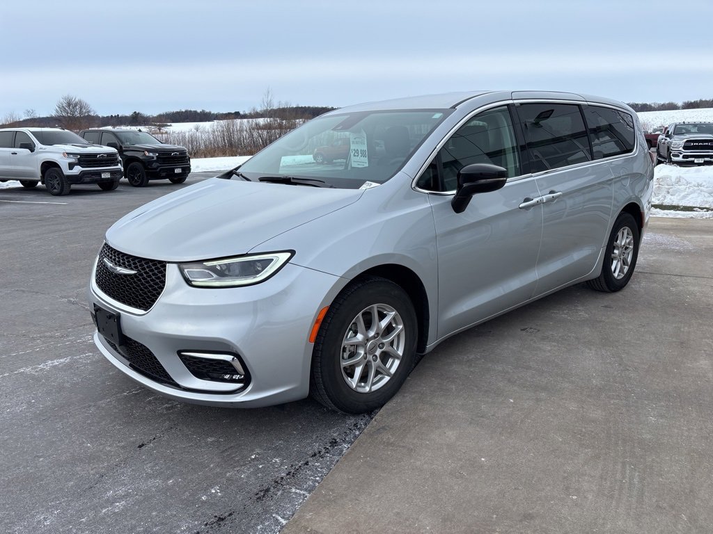 Used 2024 Chrysler Pacifica Touring-L image 3