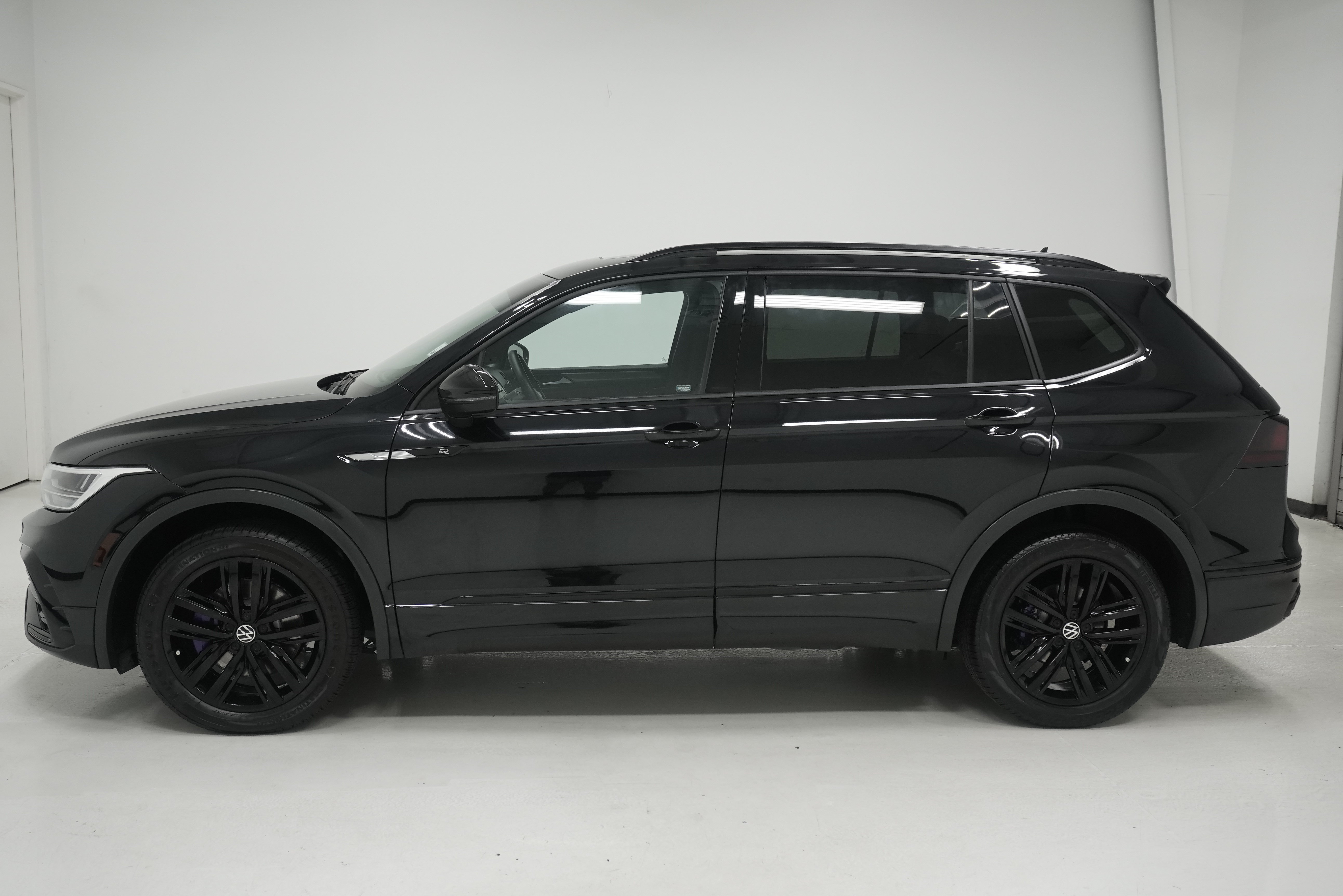 Used 2022 Volkswagen Tiguan SE R-Line AWD/4WD image 7