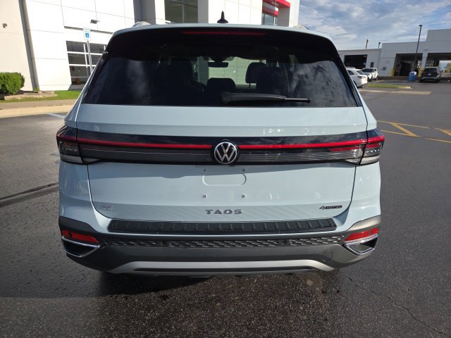 Used 2025 Volkswagen Taos SE AWD/4WD image 6