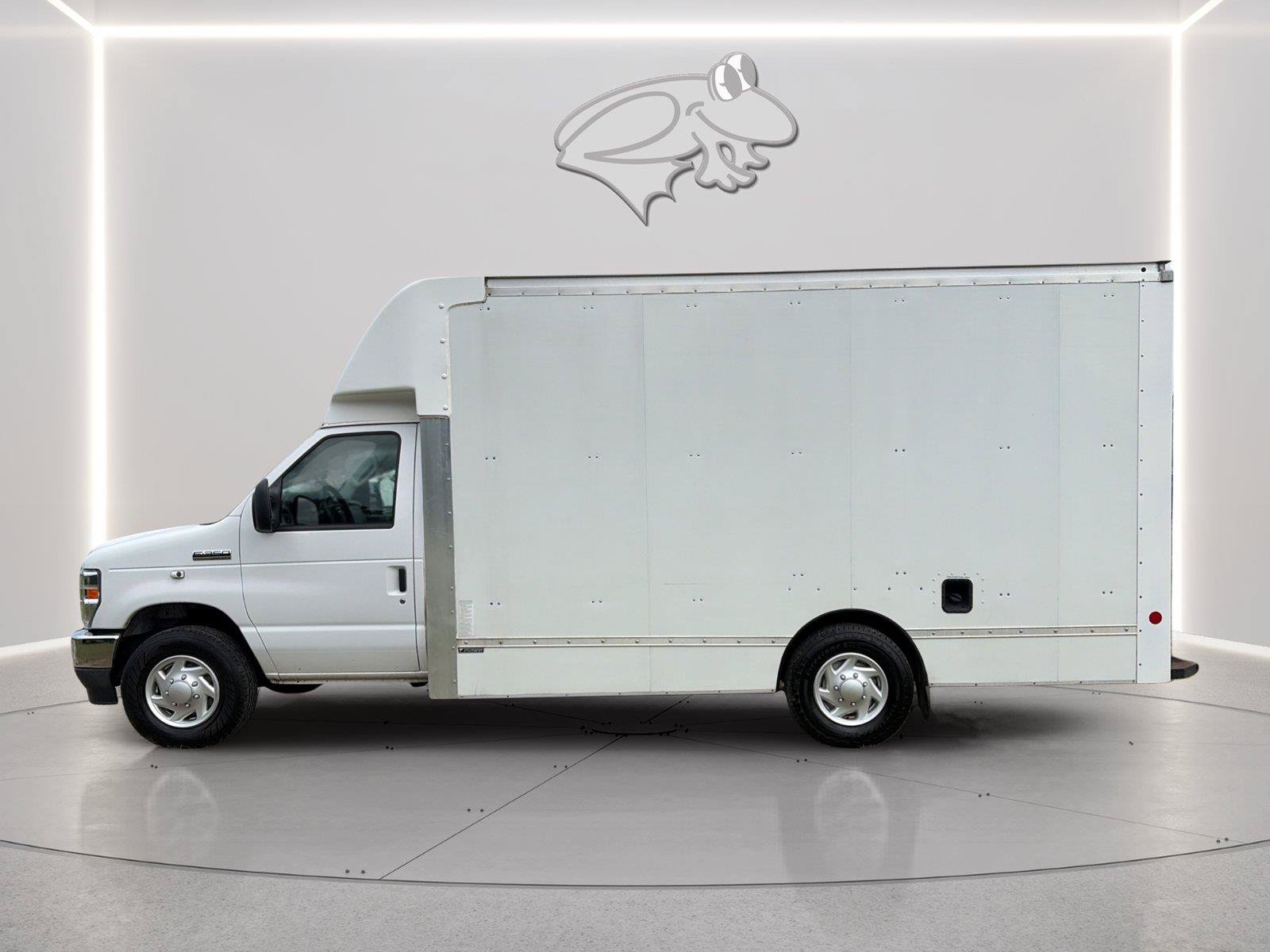 Certified 2022 Ford E-350 and Econoline 350 Super Duty RWD image 2