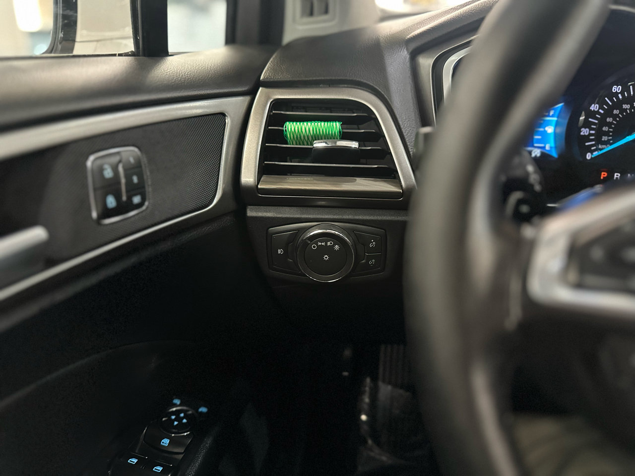 Used 2017 Ford Fusion SE w/ Fusion SE Technology Package image 23