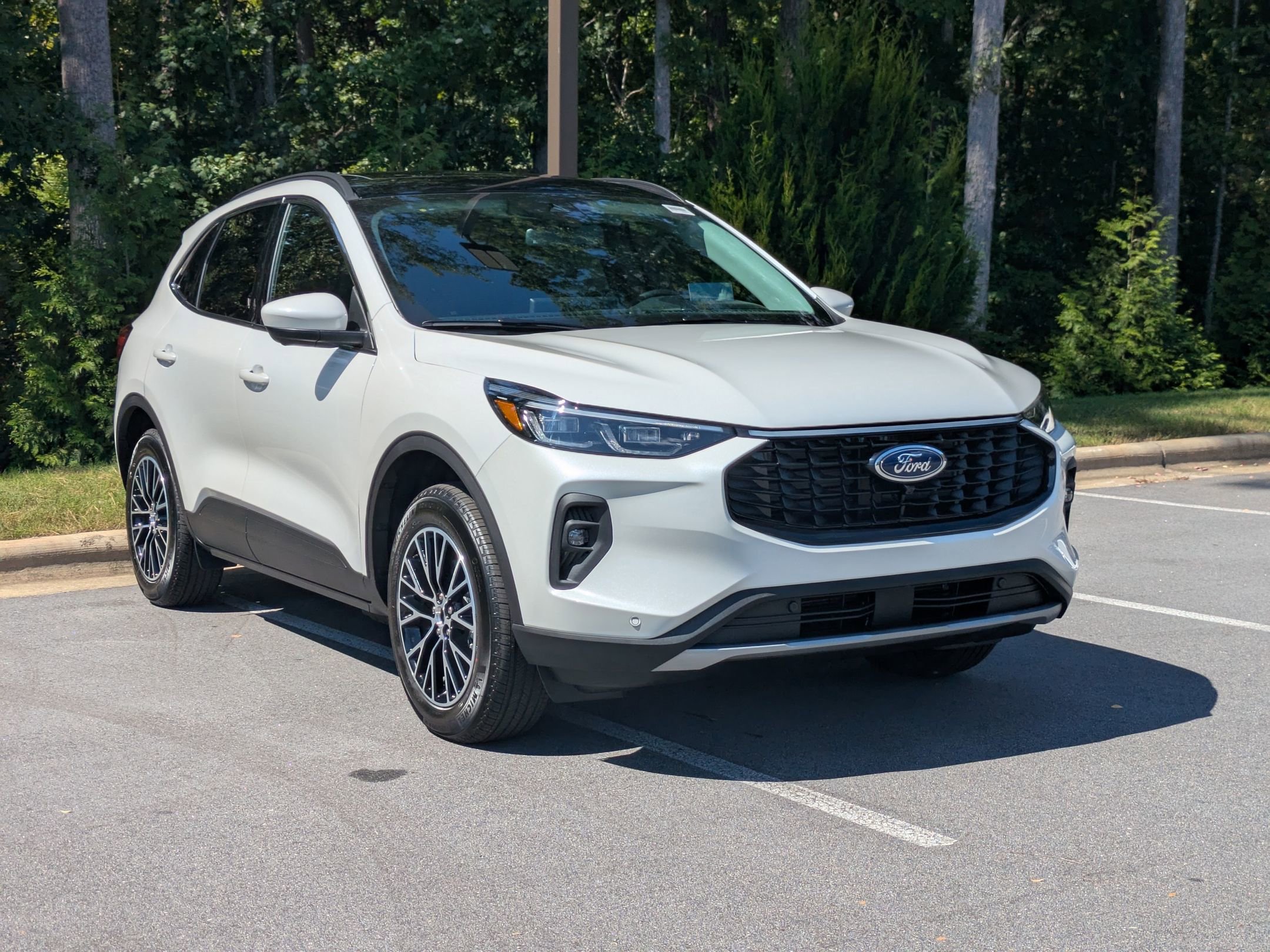 New 2025 Ford Escape SE w/ PHEV Premium Package image 2