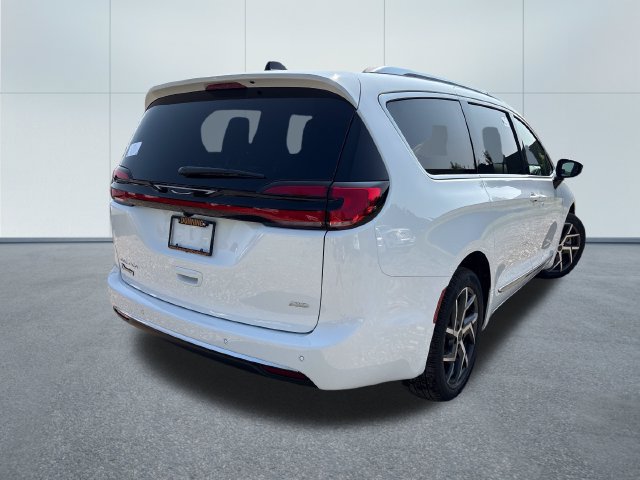 New 2027 Chrysler Pacifica Pinnacle w/ Theater Group AWD/4WD image 5