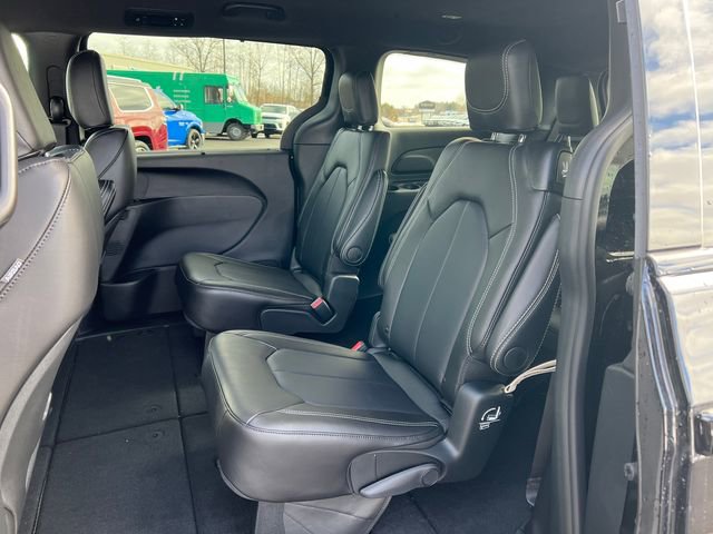 New 2026 Chrysler Pacifica Select AWD/4WD image 5