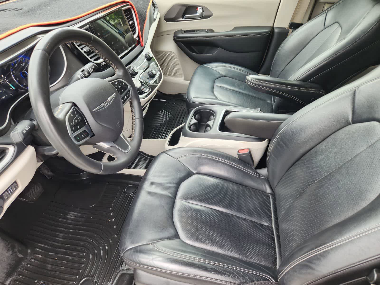 Used 2022 Chrysler Pacifica Touring-L FWD image 2
