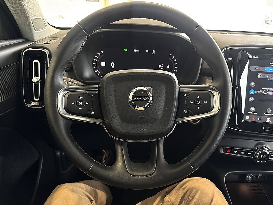 Used 2023 Volvo XC40 B5 Core AWD/4WD image 8