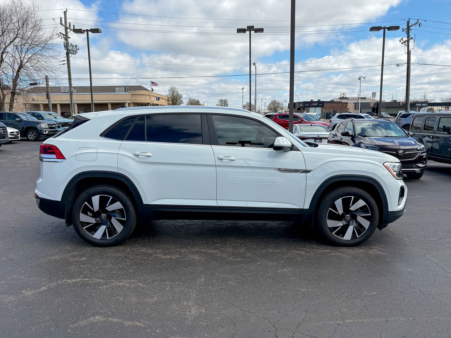 Used 2025 Volkswagen Atlas Cross Sport SE w/ Panoramic Sunroof Package image 5