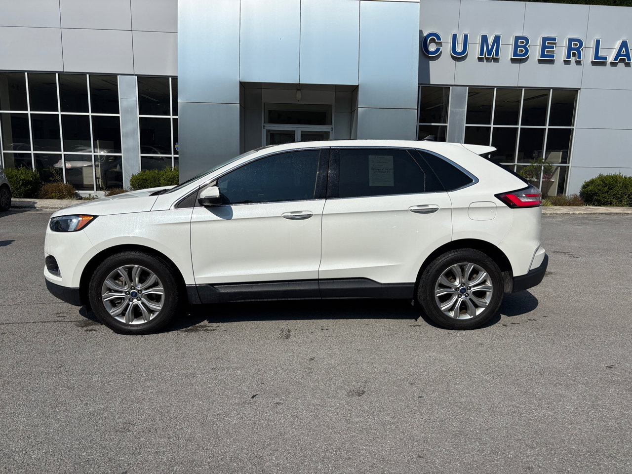 Used 2022 Ford Edge Titanium image 2