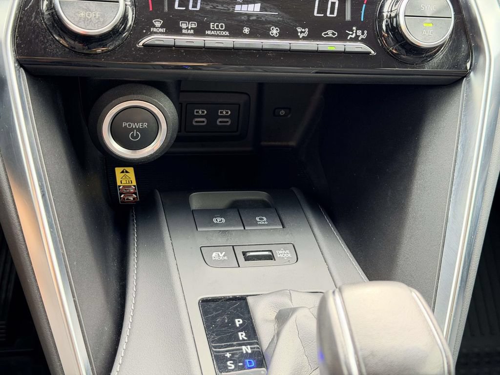 Certified 2024 Toyota Venza LE AWD/4WD image 6
