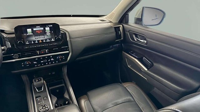 Used 2024 Nissan Pathfinder Platinum image 30