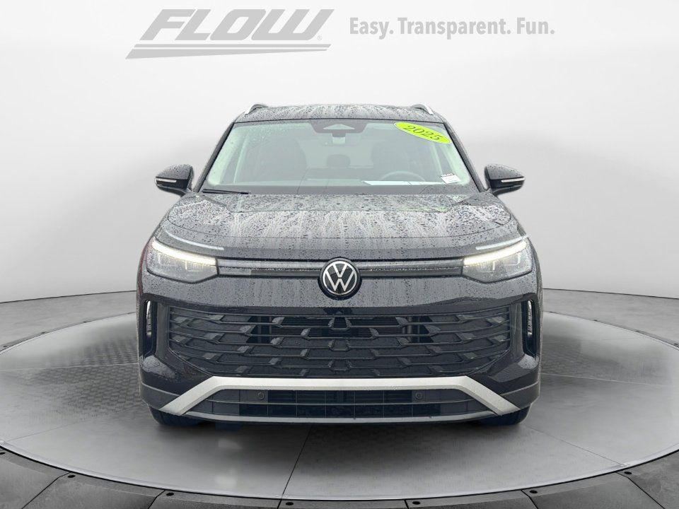 Used 2025 Volkswagen Tiguan SE image 2