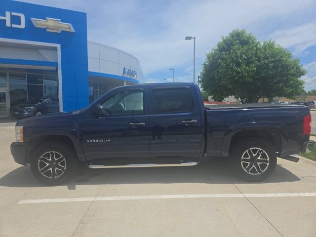 Used 2011 Chevrolet Silverado 1500 LT w/ All-Star Edition AWD/4WD image 2