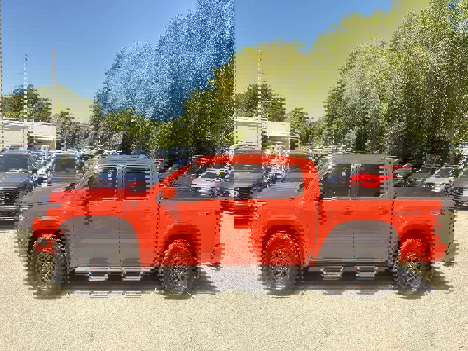 Used 2025 Nissan Frontier Pro-X w/ Black Accent Package RWD image 4