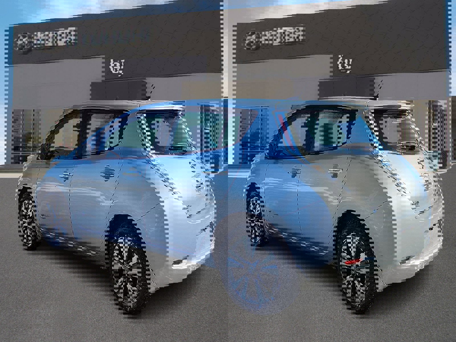 Used 2015 Nissan Leaf SL w/ Premium Package image 5