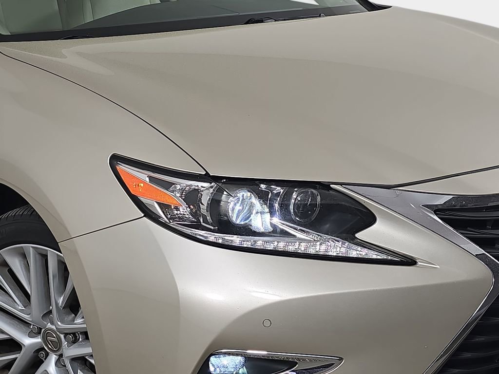 Used 2016 Lexus ES 350 w/ Luxury Package w/Wood Trim image 35