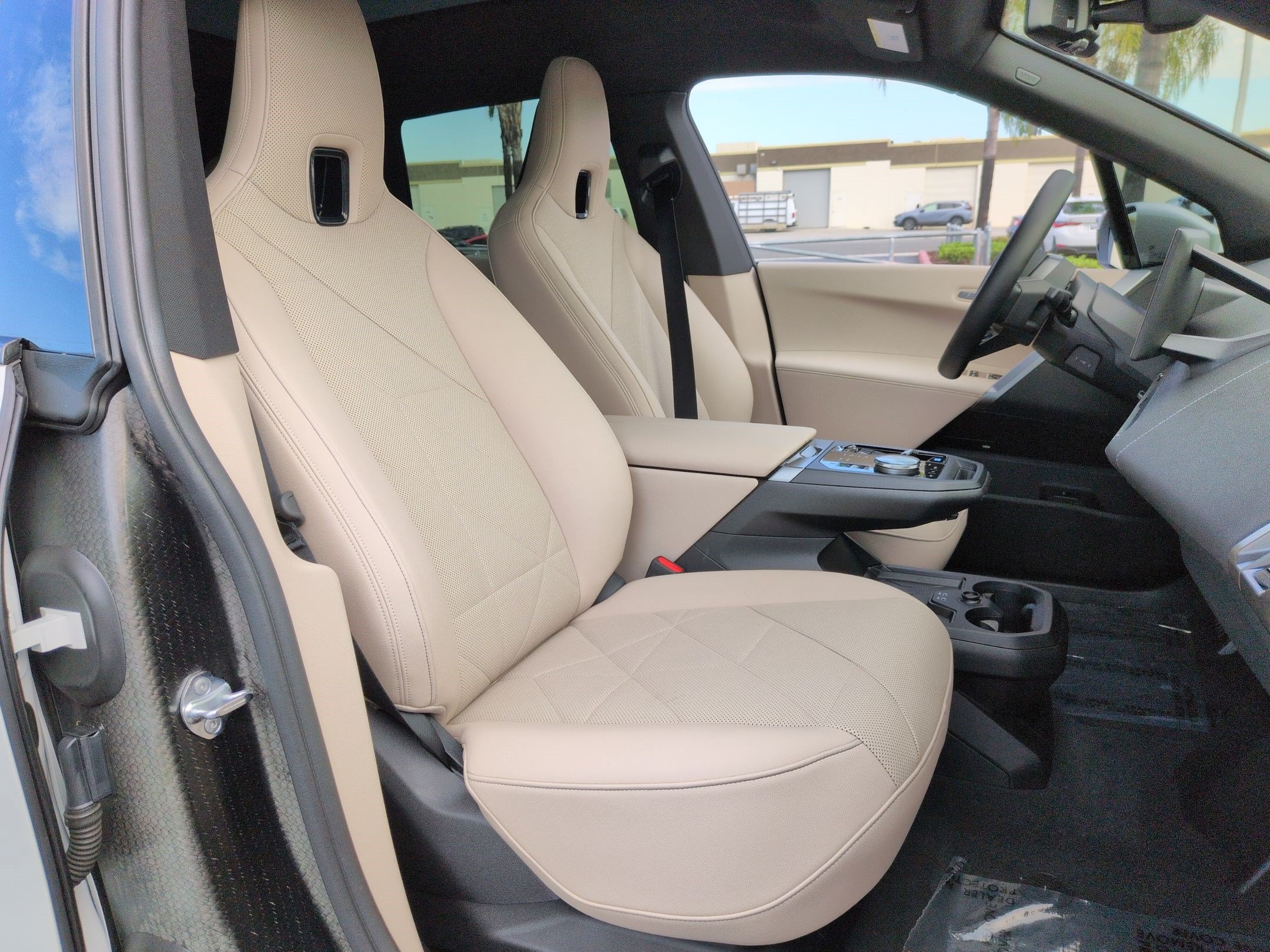 Certified 2025 BMW iX xDrive50 w/ Premium Package AWD/4WD image 33