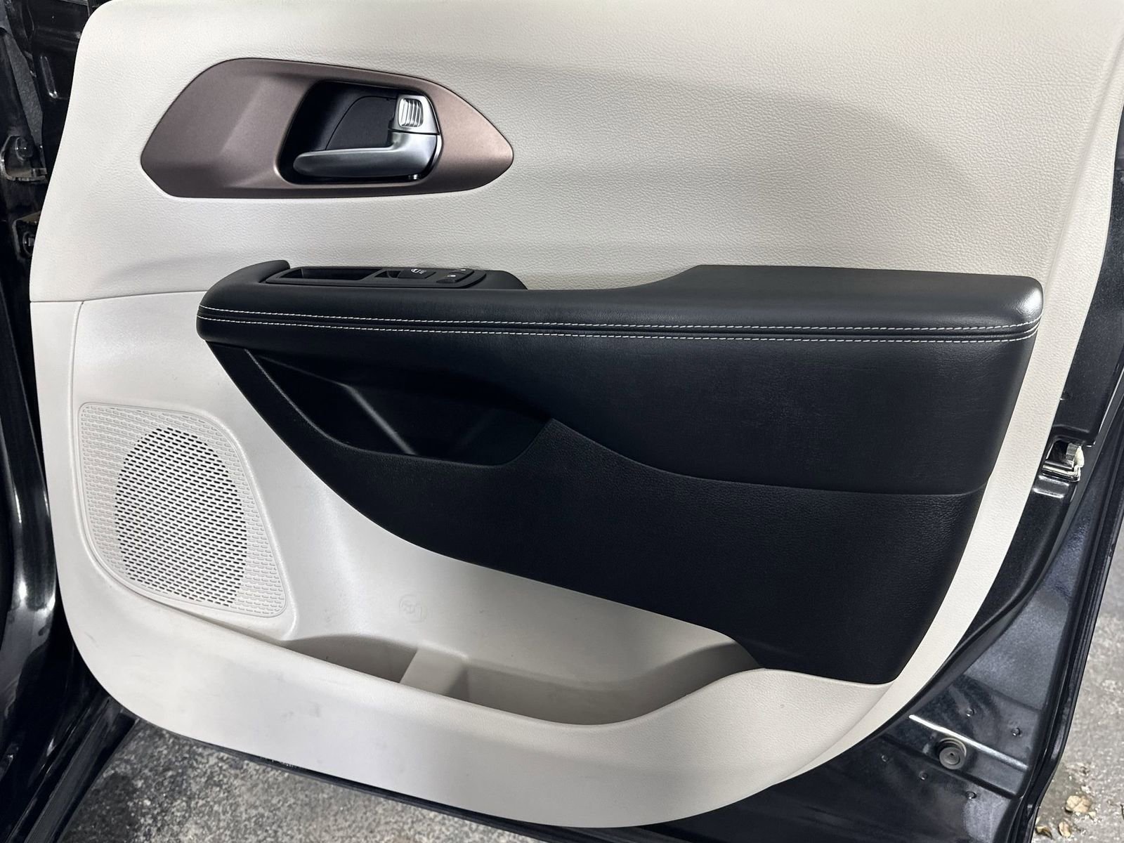 Used 2023 Chrysler Voyager LX image 35