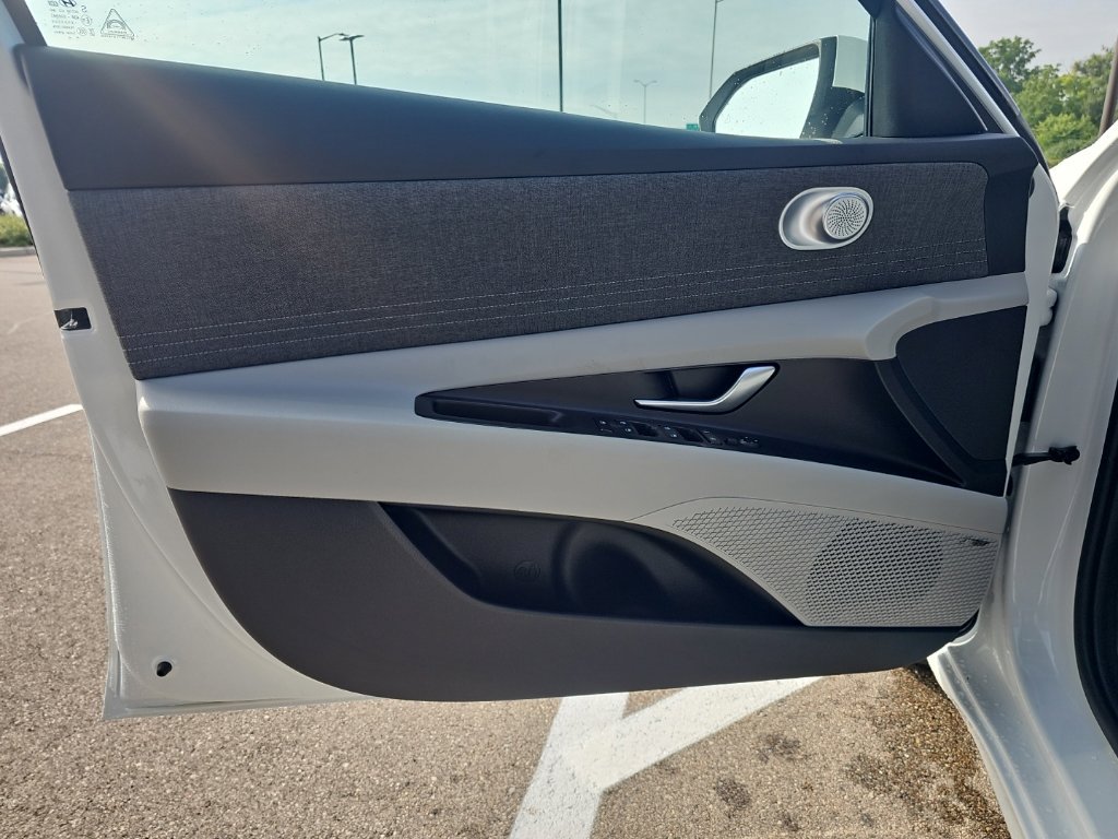 New 2026 Hyundai Elantra Limited FWD image 10