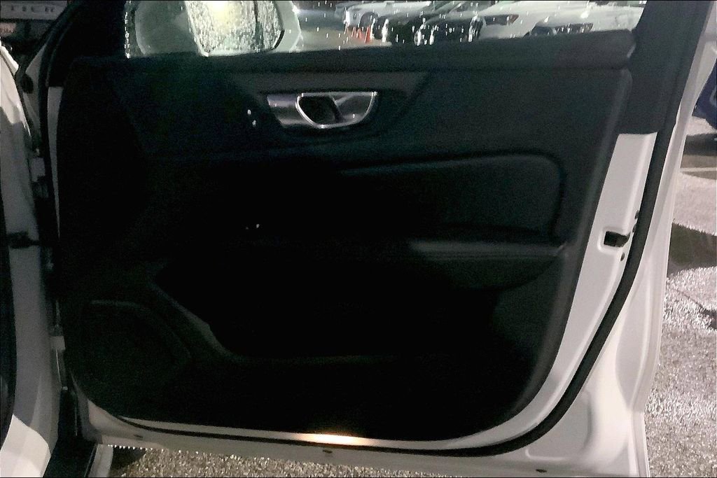 Used 2022 Volvo V60 T5 Cross Country image 23