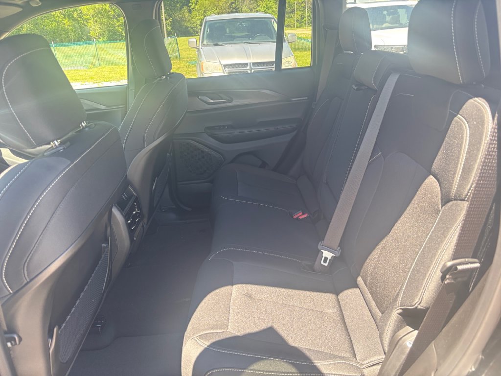 New 2025 Jeep Grand Cherokee Laredo X w/ Luxury Tech Group I AWD/4WD image 24