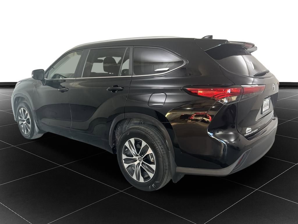 Used 2023 Toyota Highlander XSE image 3