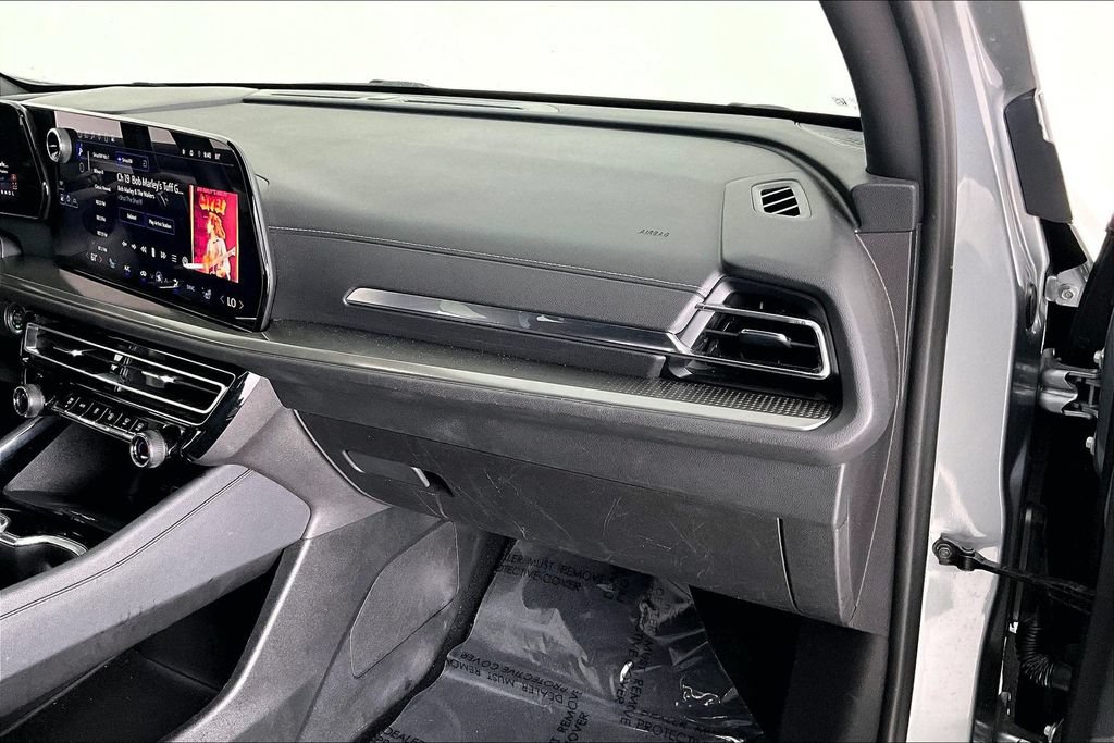 Used 2024 Chevrolet Traverse LT FWD image 21