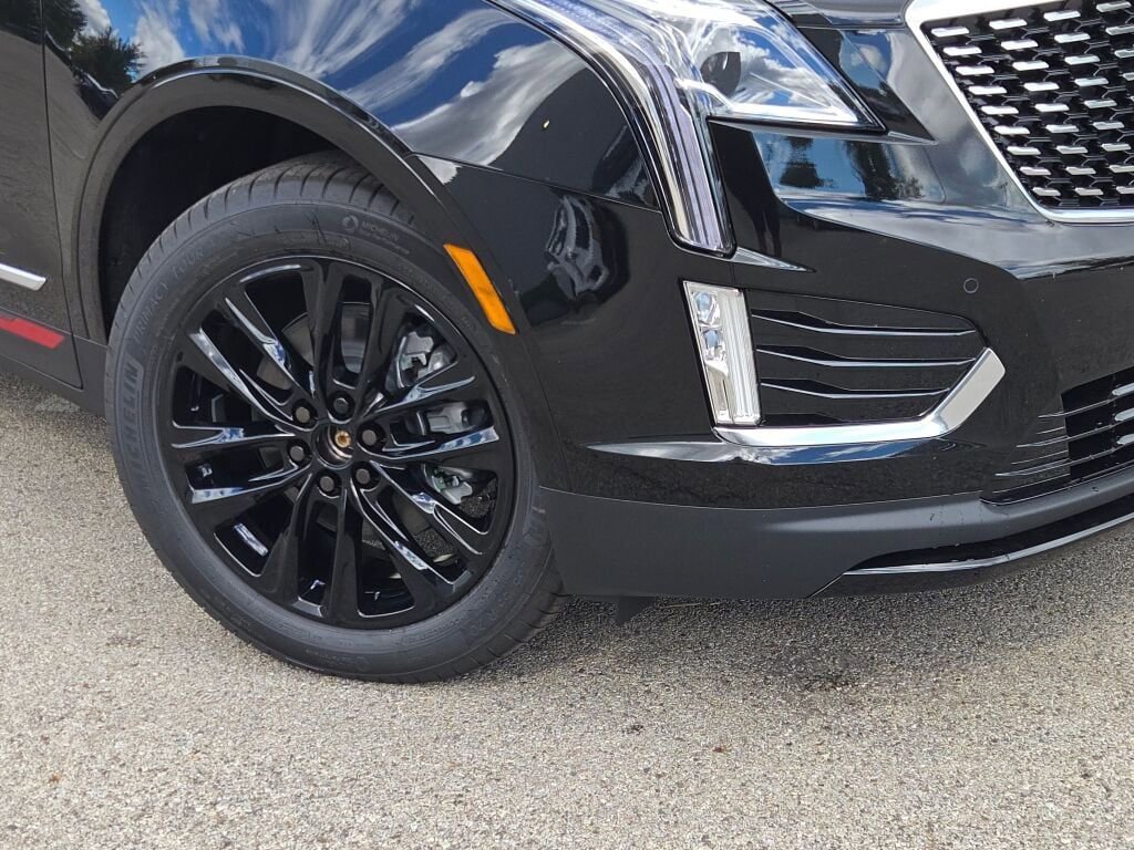 New 2025 Cadillac XT5 Luxury w/ LPO, Red Accent Package image 3