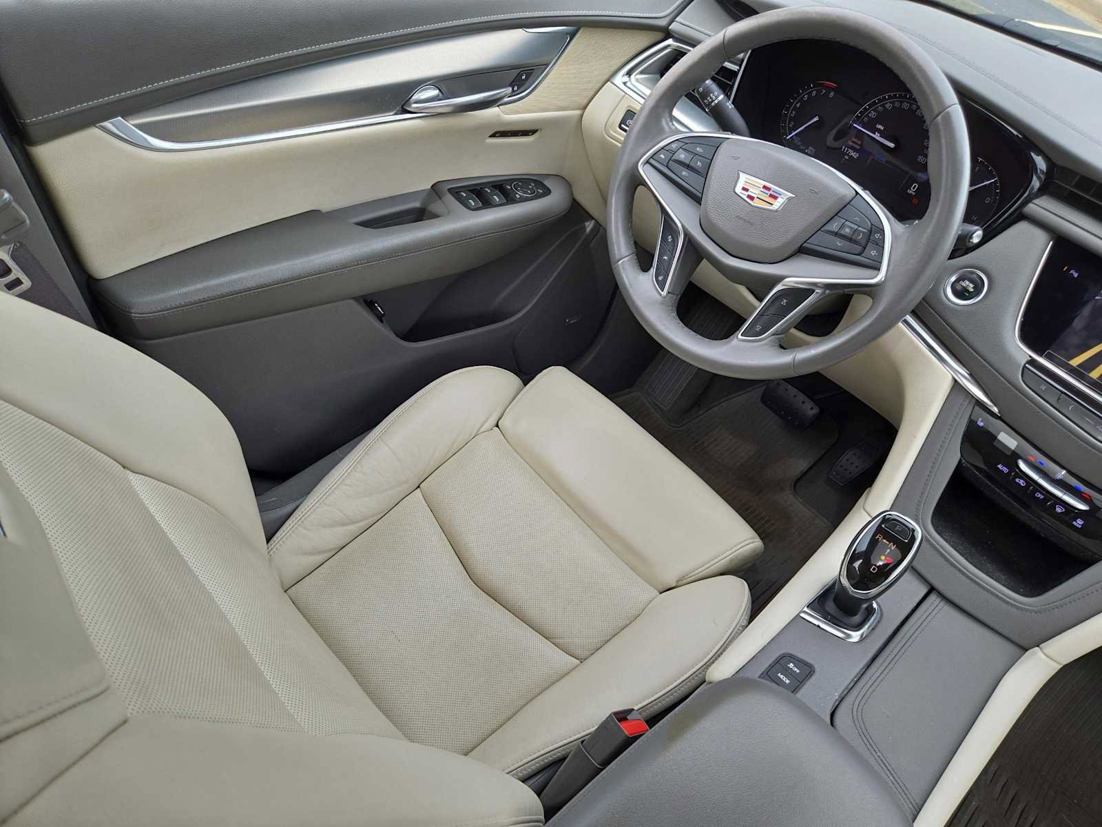 Used 2017 Cadillac XT5 Luxury w/ Driver Awareness Package image 16