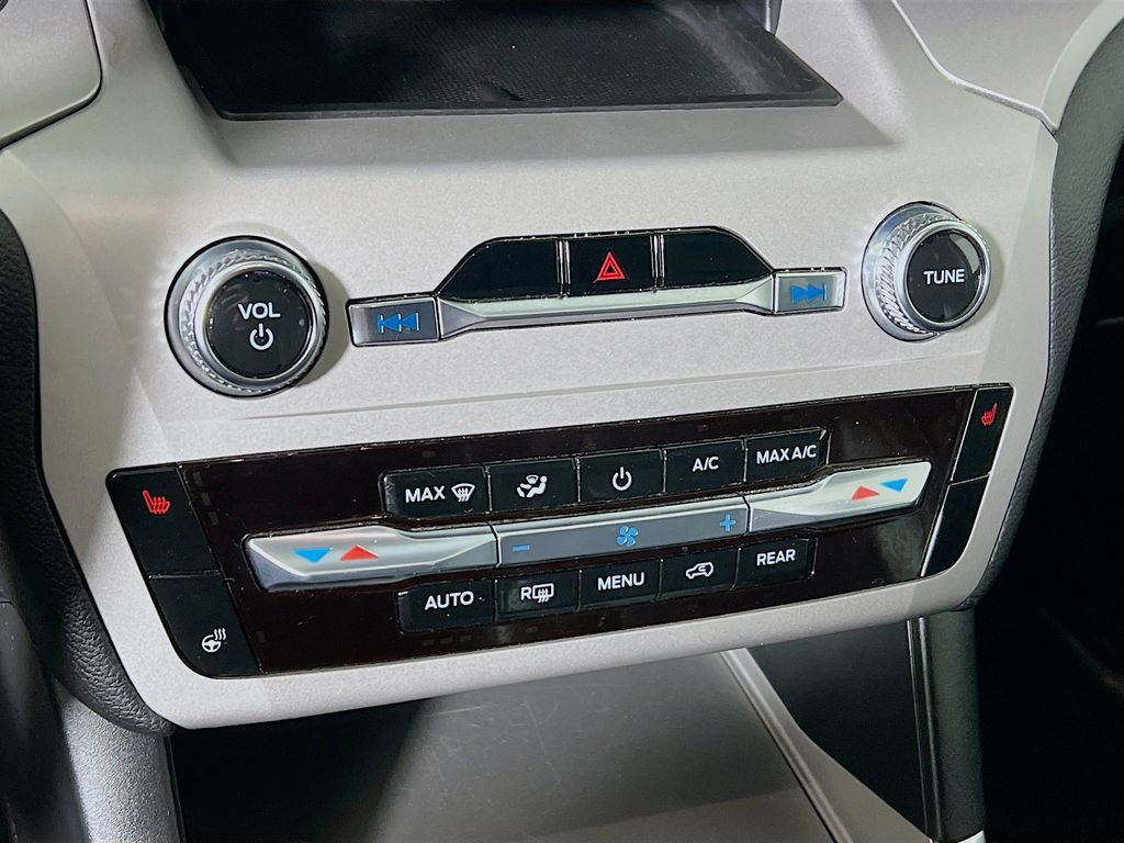 Used 2024 Ford Explorer XLT w/ Equipment Group 202A image 14