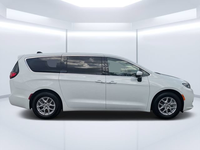 Used 2023 Chrysler Pacifica Touring-L FWD video 2