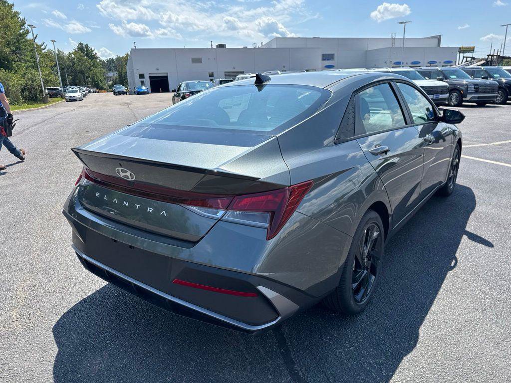 New 2026 Hyundai Elantra SEL Sport FWD image 5