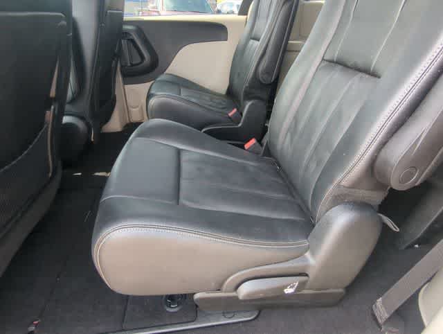 Used 2014 Chrysler Town & Country Touring FWD image 18